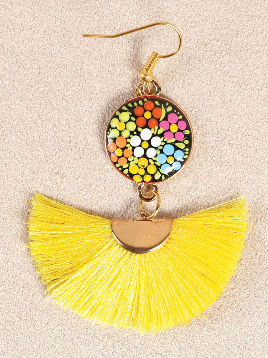 Pendientes artesanales pintados a mano, de madera e hilo de seda, color amarillo 602174