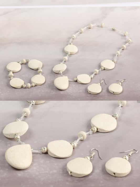 Conjunto artesanal de pendientes, collar y pulsera de ónix color beige 603139